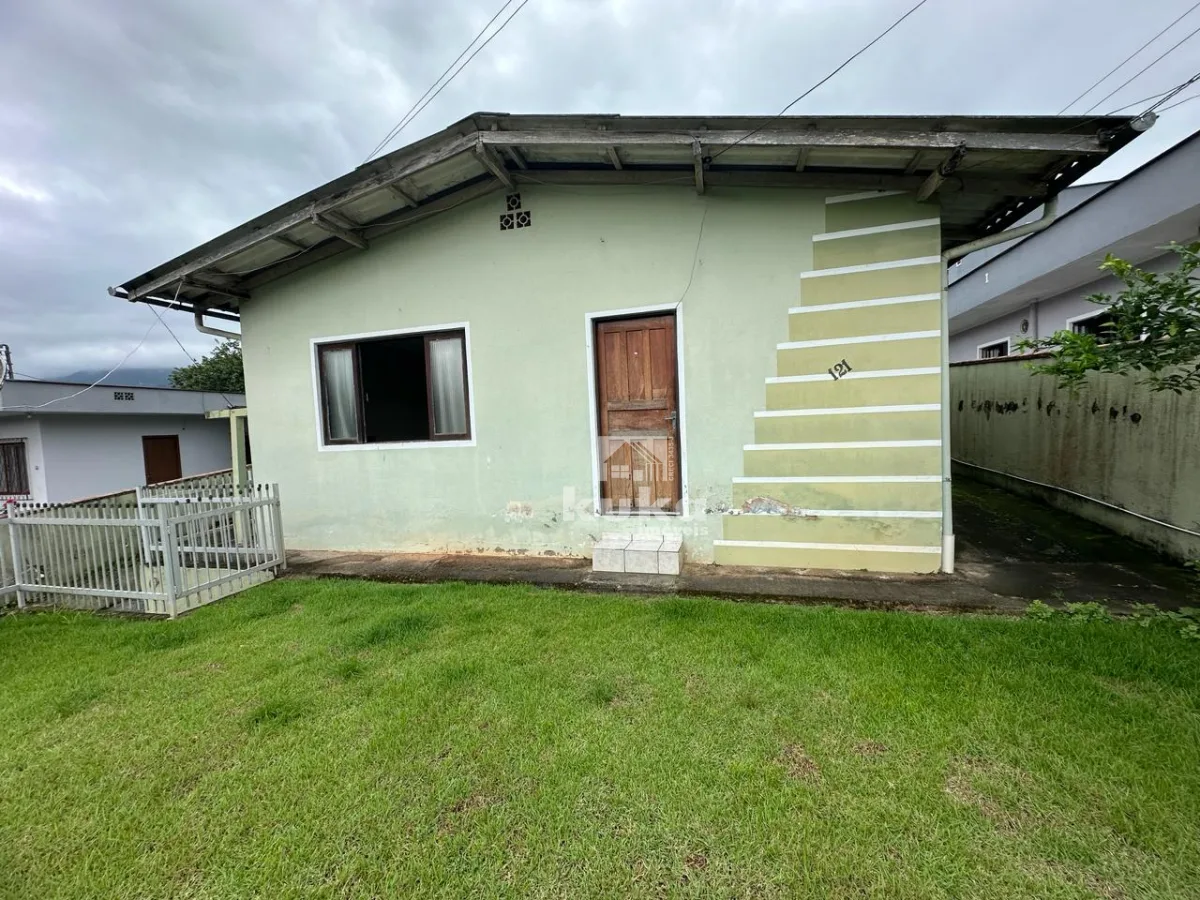 TERRENO COM DUAS CASAS