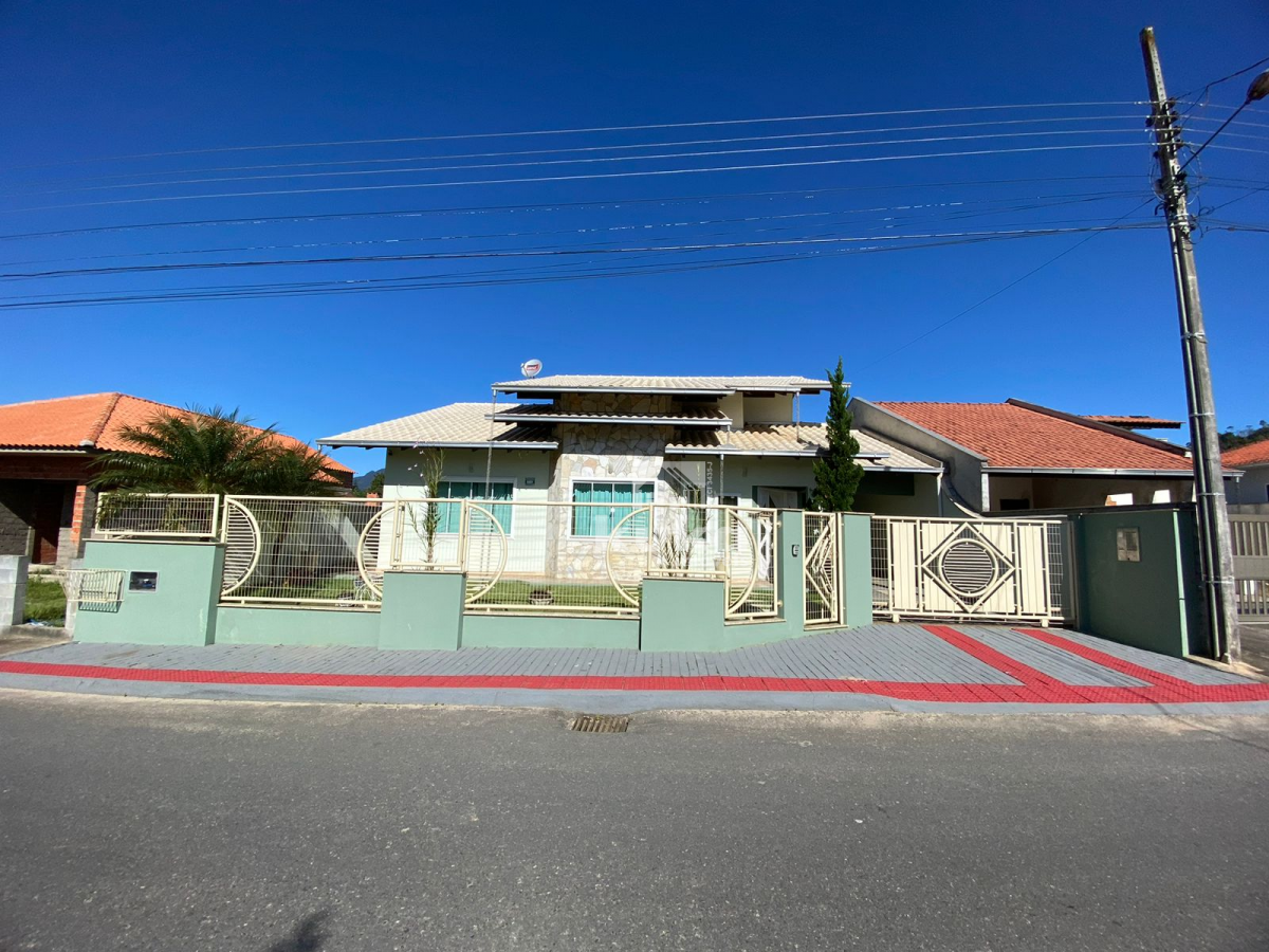 CASA COM PISCINA