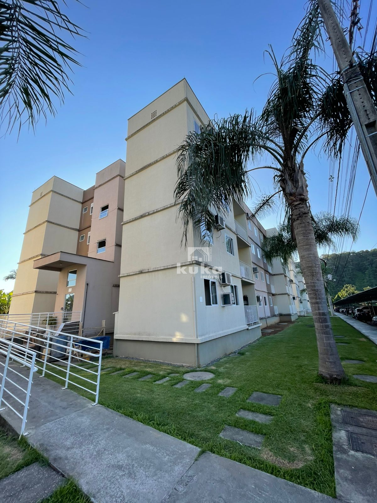 APARTAMENTO SEMIMOBILIADO À VENDA